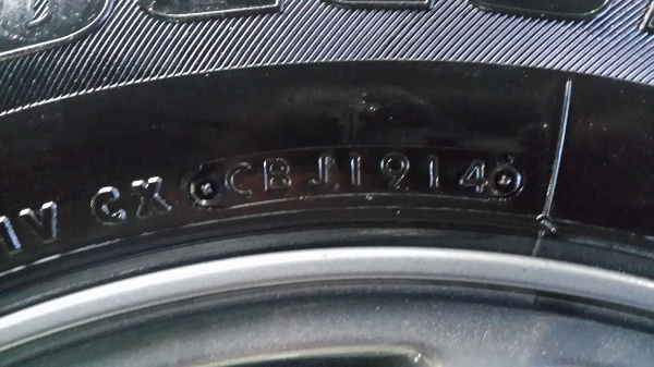 ขอบ16"ครับ 215 70 16 ยางปี14 มีตุ่มมีเส้นสี