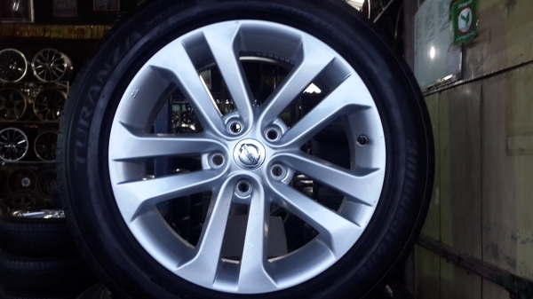 แม็กพร้อมยาง17"นิสสัน ยาง215 55 17 ปี14 มีตุ่มมีเส้นสี