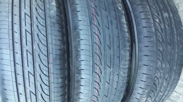 แม็กพร้อมยาง17"นิสสัน ยาง215 55 17 ปี14 มีตุ่มมีเส้นสี แม็กพร้อมยาง17"นิสสัน ยาง215 55 17 ปี14 มีตุ่มมีเส้นสี