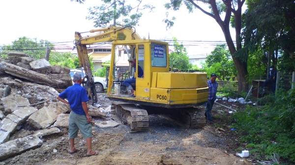 รถขุด KOMATSU PC60-5 มีบุ้งกี๋แถมฟรี.