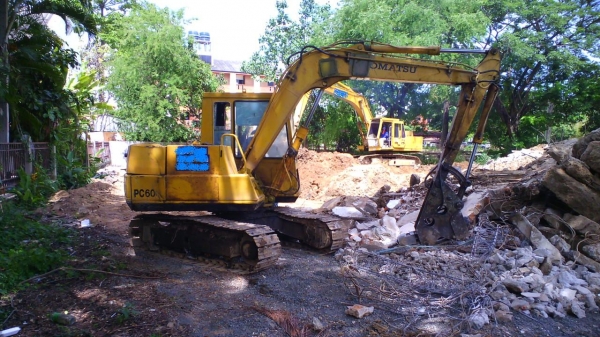 รถขุด KOMATSU PC60-5 มีบุ้งกี๋แถมฟรี.