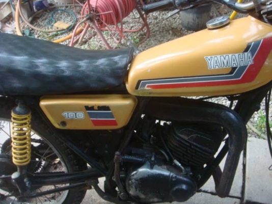 YAMAHA DT100 มีทะเบียนแผ่นเดียวโบราณ YAMAHA DT100 มีทะเบียนแผ่นเดียวโบราณ