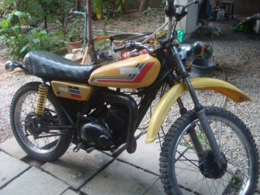 YAMAHA DT100 มีทะเบียนแผ่นเดียวโบราณ YAMAHA DT100 มีทะเบียนแผ่นเดียวโบราณ