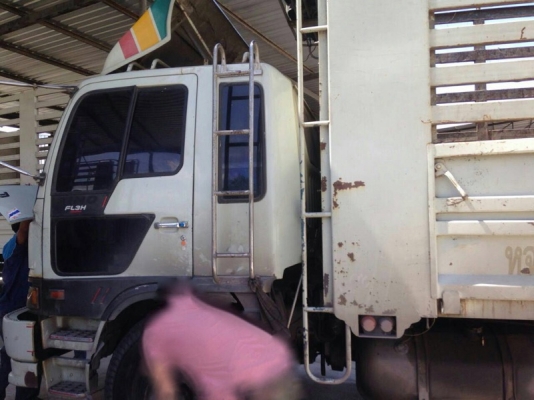 รถฮีโน่ 10 ล้อ รั้ว ( ไม่ดั้ม ) FL3H 195 แรงม้า. ปี 38 สนใจติดต่อ 081 - 6079515 รถฮีโน่ 10 ล้อ รั้ว ( ไม่ดั้ม ) FL3H 195 แรงม้า. ปี 38 สนใจติดต่อ 081 - 6079515