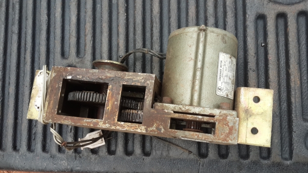 เครื่องญี่ปุ่นไม่แน่ใจว่าเป็นเครื่องอะไรครับสามารถแปลงทำได้หลายอย่างครับเป็นของญี่ปุ่นครับมอเตอร์เสียงนิ่มมากครับพร้อมใช้ครับหนักครับประมาณ 20 กวาโลครับ