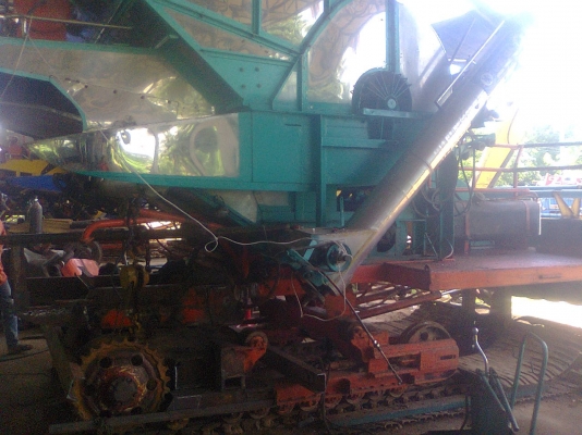 ขายรถเกี่ยวข้าว2คัน ราคาคันละ850000บาทพร้อมใช้