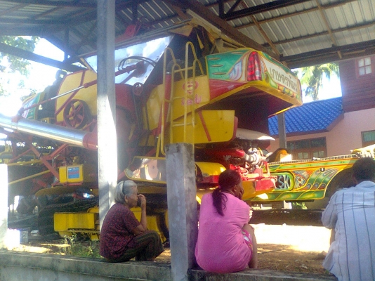 ขายรถเกี่ยวข้าวเกษตรปลดหนี้พร้อมเทเลอร์เดกาสิบล้อสองเพลาราคา 2750000บาท