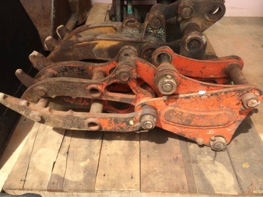 ขายปากคีบเหล็ก ใช้กับ รถขุด PC 40 /45/50 นำเข้าจากญี่ปุ่น ติดต่อ 081-2990958/089-8368497 (เจ้าของขายเอง)