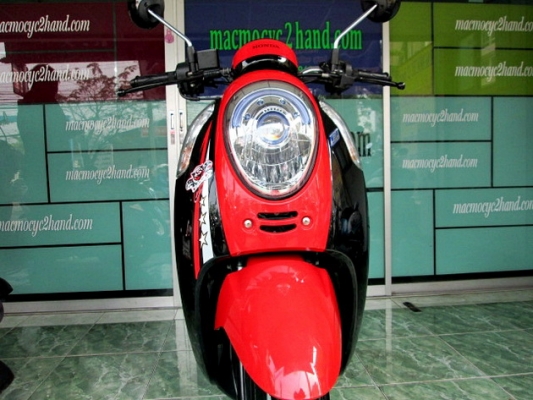 SCOOPY-i  สีดำแดง มาใหม่ สภาพใหม่ๆอีกคัน  ไมล์ 5 พันโล ของแถม 3 รายการ 32900
