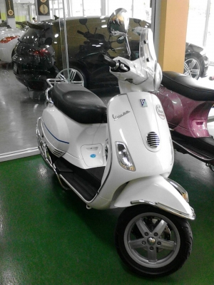 Vespa LX 125 IE ปี 2012 สภาพใหม่กริป  ชุดแต่งสวย