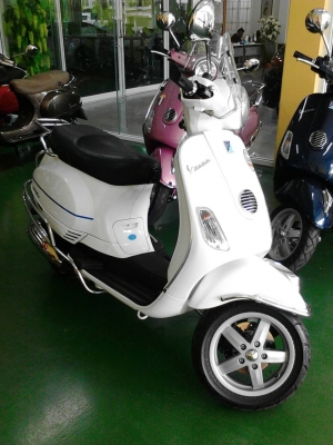 Vespa LX 125 IE ปี 2012 สภาพใหม่กริป  ชุดแต่งสวย
