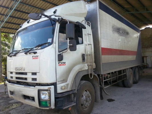 รถอีซูซุ  10 ล้อ ตู้เย็น  300 แรงม้า. ปี 52  สนใจติดต่อ  081 - 6079515