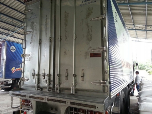 รถอีซูซุ 10 ล้อ ตู้เย็น 300 แรงม้า. ปี 52 สนใจติดต่อ 081 - 6079515 รถอีซูซุ 10 ล้อ ตู้เย็น 300 แรงม้า. ปี 52 สนใจติดต่อ 081 - 6079515