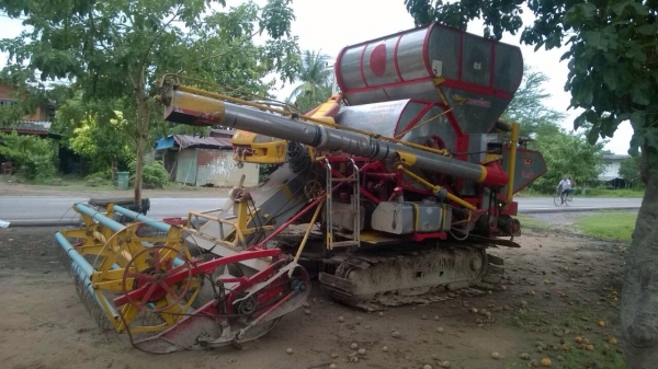 ขายรถเกี่ยวข้าวหนุ่มไวไฟ เกษตรแท้ รถปี 48 รถมือเดียวป้ายแดง ตัวเดิน 12 Ht