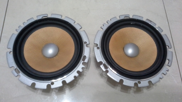 ลำโพง Pioneer 6" แยกชิ้นเสียงกลางและทวิสเตอร์ ลำโพง Pioneer 6" แยกชิ้นเสียงกลางและทวิสเตอร์