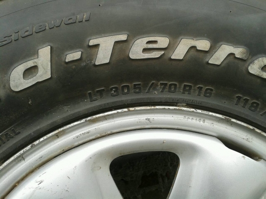 ขาย ยางอะไหล่BF 305/70R16พร้อมล้อ1,900