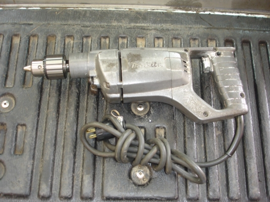 ขายสว่านไฟฟ้าแบบกระแทก ยี่ห้อ makita รุ่น 8420V ขนาด 3/4" 660 วัตต์