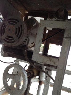 ขายโต๊ะเลื่อยวงเดือนเป็นเหล็กทั้งตัวใช้ตัดปรับขึ้นลงได้ราคา8,000บาท ขายโต๊ะเลื่อยวงเดือนเป็นเหล็กทั้งตัวใช้ตัดปรับขึ้นลงได้ราคา8,000บาท