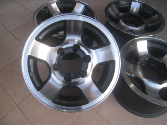 ขายล้อแม็กมือสอง Toyota land cruiser 16" สีเทากันหน้าเงา สนใจติดต่อเล็กคลองสามครับ 081-3747940