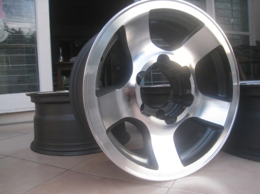 ขายล้อแม็กมือสอง Toyota land cruiser 16" สีเทากันหน้าเงา สนใจติดต่อเล็กคลองสามครับ 081-3747940