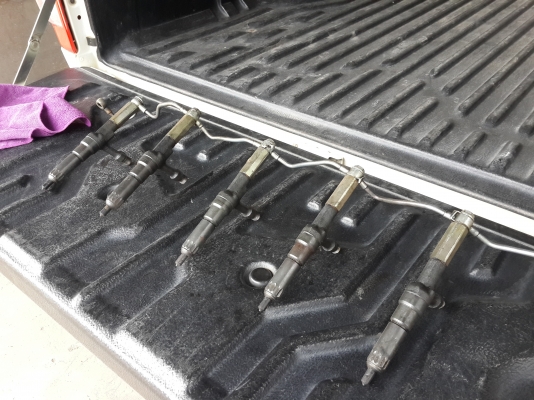 หัวฉีด เครื่อง Hino p11c รุ่น320 แรงม้า 《ชื้อจากเชียงกง》ไม่ได้ใช้ขายรถไปก่อนครับ สวยๆๆ