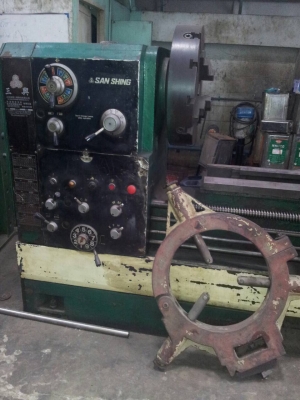 เครื่องกลึง4เพลามีเบรคยาว4เมตรเปิดคอม้า1.10เมตรรุ่นหนักใต้หวันติดต่อ0892224259