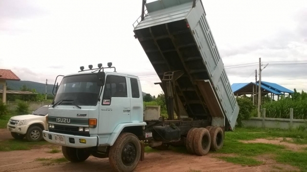 ขายดาวน์ ROCKY 210 สภาพสวยพร้อมใช้ กระบะสามมิตรลอนเฉียง เกียร์ Easton คัสซีสวย ยางเต็ม