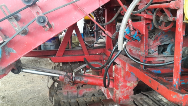 ขายรถเกี่ยวข้าว ศัดดิ์พัฒนาตัวเดิน12 ปั๊มไดกิ๊นเบอร์23 โซ่ดีสภาพสวยพร้อมใช้งาน เครื่อง ISUZU 6HH1 TURBO อุ้ม2.5ตัน