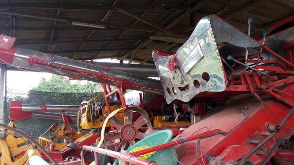 ขายรถเกี่ยวข้าว ศัดดิ์พัฒนาตัวเดิน12 ปั๊มไดกิ๊นเบอร์23 โซ่ดีสภาพสวยพร้อมใช้งาน เครื่อง ISUZU 6HH1 TURBO อุ้ม2.5ตัน