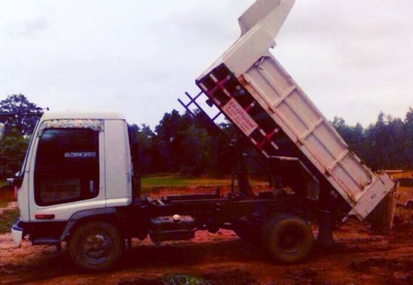 **980,000 บ.ต่อรอง**ขาย6ล้อดั้มดิน ISUZU DECA FRR 6HL1-205HP เครื่องแน่น แรง แห้ง เกียร์ดีไม่หอน ช่วงล่างคัสซีสวยไม่ปะไม่ดาม Fหน้า-หลัง กระบะดั้มเหล็ก5ตันยิงหน้า3.60ม.สภาพสวย พื้นดีข้างสวยไม่มีผุ หัวเก๋งสวยภายในสวยคอนโซลเต็ม พ.พาวเวอร์ เบรคทริฟฟี่ แอร์เย็