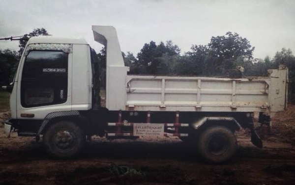 **980,000 บ.ต่อรอง**ขาย6ล้อดั้มดิน ISUZU DECA FRR 6HL1-205HP เครื่องแน่น แรง แห้ง เกียร์ดีไม่หอน ช่วงล่างคัสซีสวยไม่ปะไม่ดาม Fหน้า-หลัง กระบะดั้มเหล็ก5ตันยิงหน้า3.60ม.สภาพสวย พื้นดีข้างสวยไม่มีผุ หัวเก๋งสวยภายในสวยคอนโซลเต็ม พ.พาวเวอร์ เบรคทริฟฟี่ แอร์เย็