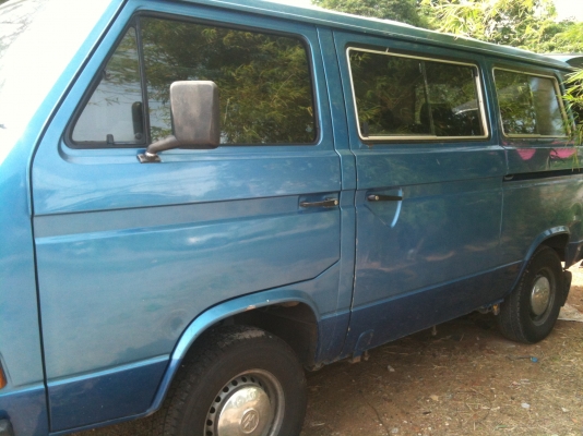 โฟล์ค Transporter สีน้ำเงินเดิมสวย เครื่องเดิม LPG แล้ว ภายในหนังเดิมสีดำไม่ขาด พวงมาลัยเดิม รถบางไม่ผุ