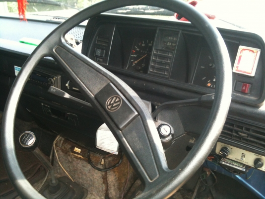 โฟล์ค Transporter สีน้ำเงินเดิมสวย เครื่องเดิม LPG แล้ว ภายในหนังเดิมสีดำไม่ขาด พวงมาลัยเดิม รถบางไม่ผุ