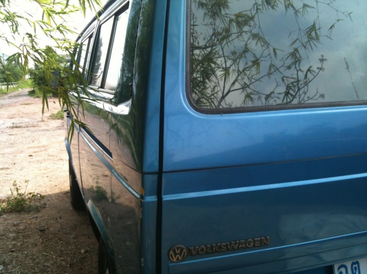 โฟล์ค Transporter สีน้ำเงินเดิมสวย เครื่องเดิม LPG แล้ว ภายในหนังเดิมสีดำไม่ขาด พวงมาลัยเดิม รถบางไม่ผุ