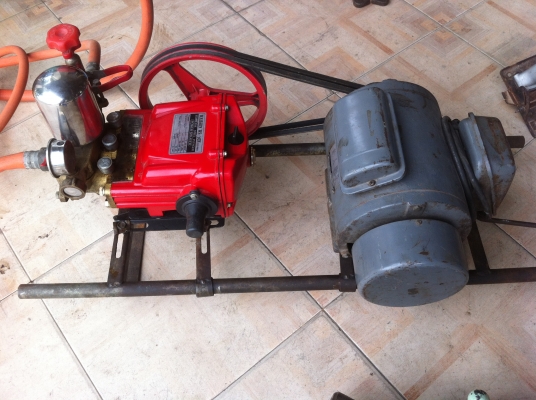 ปั๊มน้ำ 3 สูบ มอเตอร์ฮิตาชิ ไฟ220 โวล์ล สภาพพร้อมใช้งาน