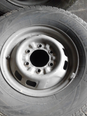 195R14   BRIDGESTONE LEO 677  มีชุด 4 เส้น  โทร.081-427-3941