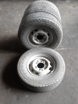 195R14   BRIDGESTONE LEO 677  มีชุด 4 เส้น  โทร.081-427-3941