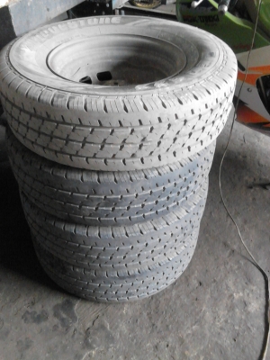 195R14   BRIDGESTONE LEO 677  มีชุด 4 เส้น  โทร.081-427-3941