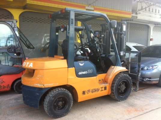 ขายฟอร์คลิฟต์ TOYOTA 7FD30 ( SPECS JAPAN ) HINGFORK , ดีเซล , เสาสูง 3 M,  , เกียร์ MT  ( รับประกันเครื่องยนต์และระบบ 3 เดือน ) สภาพพร้อมใช้งาน ++ เดิมแท้จากญี่ปุ่น สีเดิมและตัวถังสภาพเดิมจากญี่ปุ่น