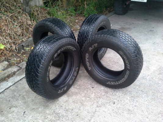 ยางToyo 245/70/16 ปี10 ดอกสวยๆไม่มีกินข้างไม่บวมไม่บั้ง