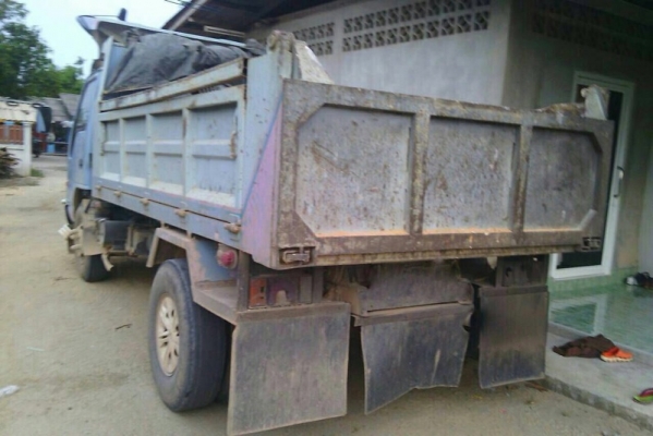 รถอีซูซุ 6 ล้อดั้ม 120 แรงม้า. ปี 39 ( ฝาขาว ) สนใจติดต่อ 081 - 6079515 รถอีซูซุ 6 ล้อดั้ม 120 แรงม้า. ปี 39 ( ฝาขาว ) สนใจติดต่อ 081 - 6079515