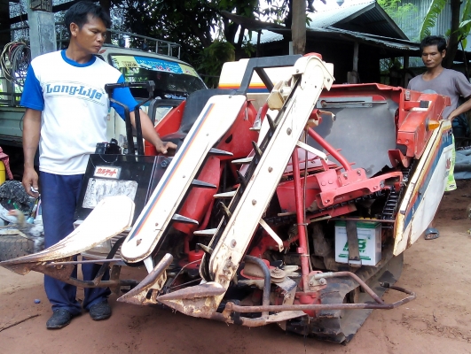 รถเกี่ยวนวดข้าวพร้อมใช้ราคาถูก