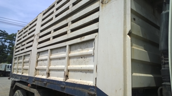 กระบะดั้ม..ครบชุด(ยกเว้นเกียร์ฝาก) ยาว6.00ม. คัสซีกว้าง85ซม.กำลังจะยกลง...