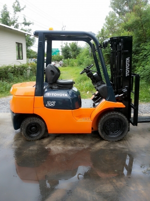 Toyota7fd25ขนาด2.5ตันเสาสูง4.3เมตร3ท่อนเข้าตู้ เกียร์ออร์โต้ เครื่องดีเซล1DZ2รับประกันเครื่องเกียร์6เดือน