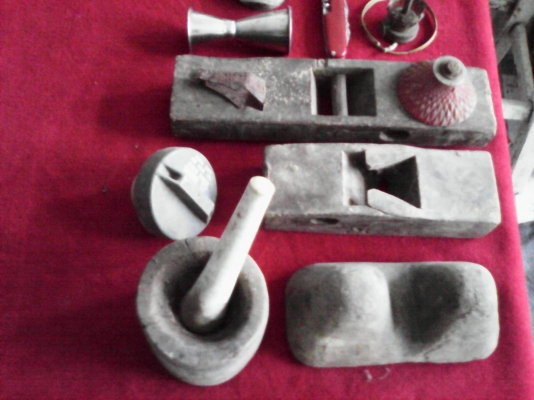 จา่นสังกะสี แก้วเครื่องดื่ม และ งานไม้เก่าๆ