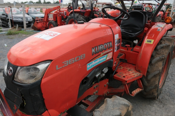 KUBOTA L3608 ชั่วโมงน้อยคุณภาพเยี่ยม พร้อมใบมีดติดตัวรถ พร้อมผาน 4 ตราช้างมือสองเอาไปเลย KUBOTA L3608 ชั่วโมงน้อยคุณภาพเยี่ยม พร้อมใบมีดติดตัวรถ พร้อมผาน 4 ตราช้างมือสองเอาไปเลย