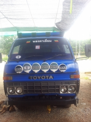 ขายด่วนรถหกล้อเล็ก โตโยต้า  แอร์เย็น ทะเบียนพร้อม โทร.085-4352835.