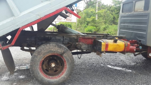 รถหกล้อ isuzu ดั้มช่วงล่างเดิม เครื่อง J ฝาดำ165 แรง