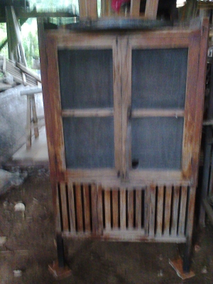 ตู้กับข้าวไม้สักทั้งหลังสภาพสมบูรณ์ครับพร้อมใช้  สีซีดแล้วครับไม้สักทั้งหลังครับกว้างประมาณ 1  เมตร  สูงประมาณ 1.5  เมตรครับ ราคานี้คุ้มมากครับ