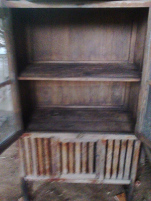 ตู้กับข้าวไม้สักทั้งหลังสภาพสมบูรณ์ครับพร้อมใช้  สีซีดแล้วครับไม้สักทั้งหลังครับกว้างประมาณ 1  เมตร  สูงประมาณ 1.5  เมตรครับ ราคานี้คุ้มมากครับ